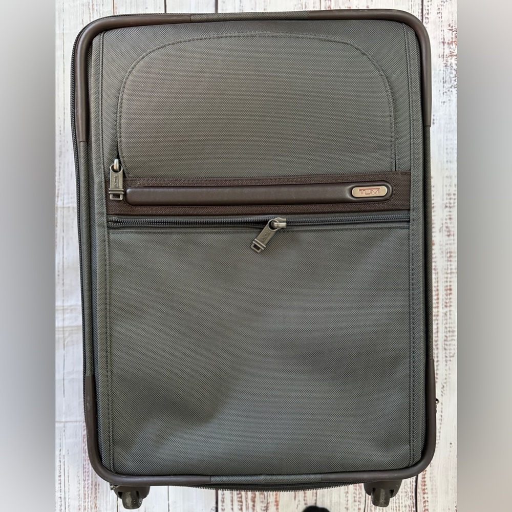 Tumi Alpha 2 Gen 4 International Carry-on Luggage Suitcase in Gray 20”